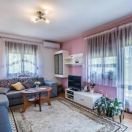 Lovely In With Kitchen بيت للعطل بولا