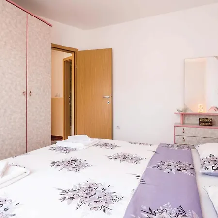 Vakantiehuis Lovely In With Kitchen *